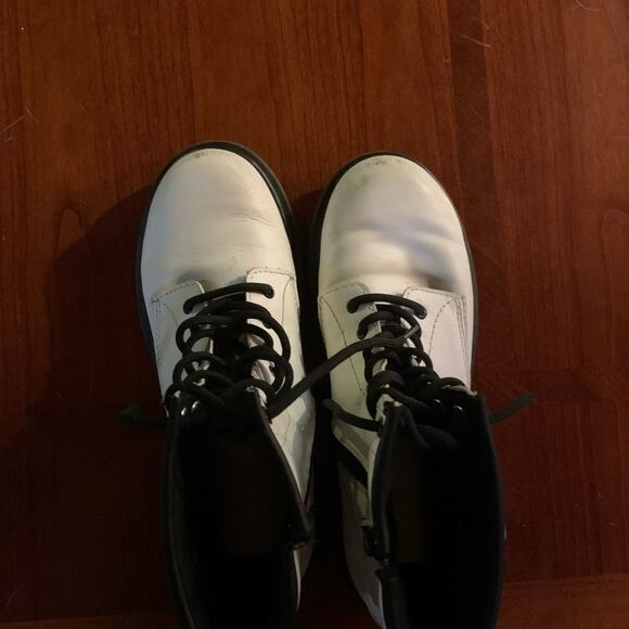 Doc martens docs kids childrens white w zip up sides a few scuffs but EUC! Sz 4 - Picture 7 of 9